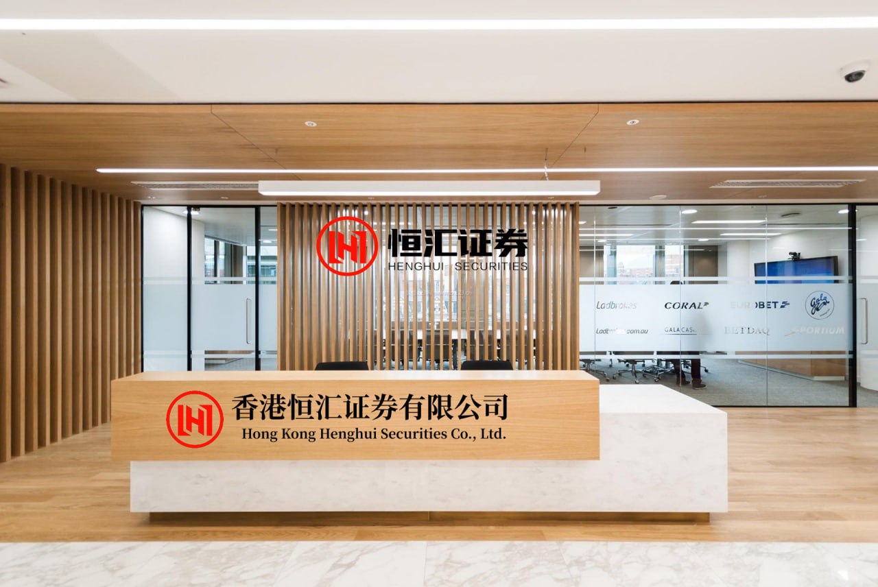 同翔网 13秒06，吴艳妮钻石联赛100米栏获第八名，赛后向观众比心